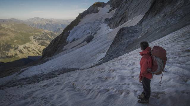 Ignacio LÃ³pez-Moreno, investigador del Instituto Pirenaico de EcologÃ­a, observa el glaciar de Monte Perdido.
