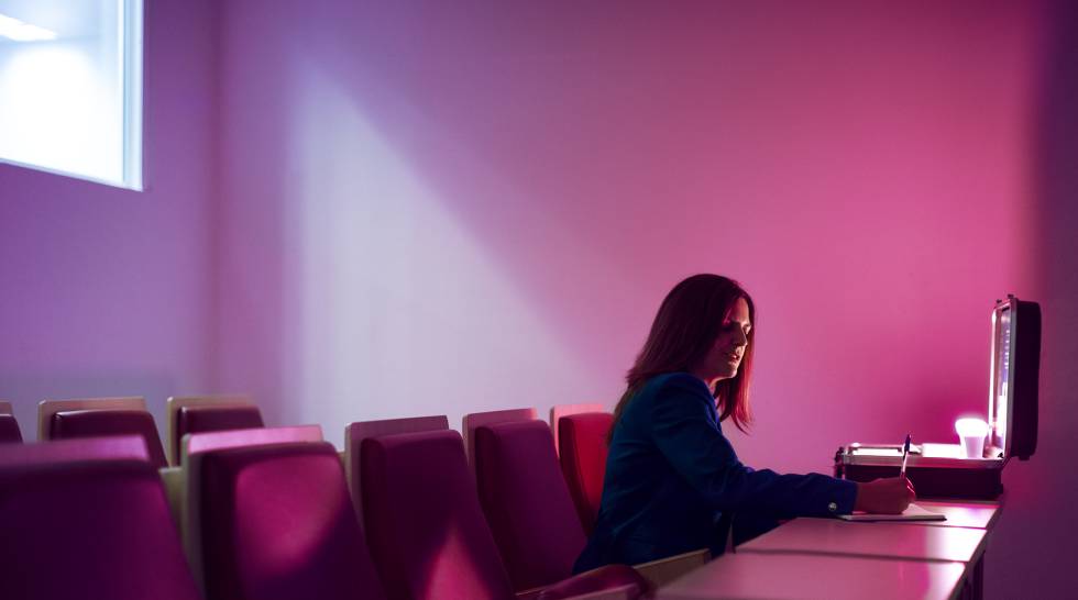 Iluminar desde el ‘smartphone’ Marta Gálvez, responsable de producto, utilizando Philips Hue, un sistema que ilumina con bajo consumo alterando colores e intensidades lumínicas desde el móvil.