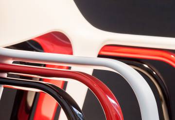 Más resistente que el acero y cinco veces más ligera, la fibra de carbono es el material de la silla Karbon, ideada por Javier Cuñado y producida por la empresa alicantina Actiu.
