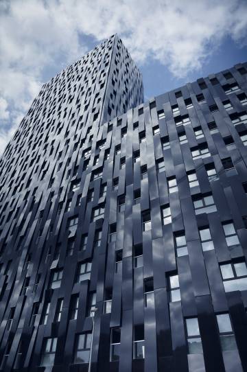 El ‘passivhaus’ más alto. Este edificio está en Bilbao y lo firman Sara Velázquez y su estudio, Varquitectos. Esta torre de 88 metros acumula el 75% de la energía que consumen sus inquilinos.