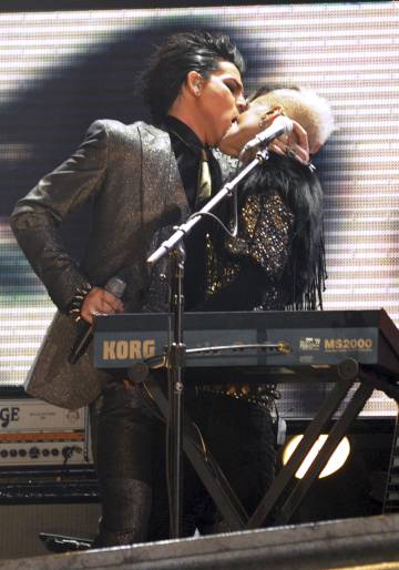 El beso de Adam Lambert a un teclista durante los American Music Awards de 2009 que provocaron 1.500 llamadas de quejas a la cadena ABC.