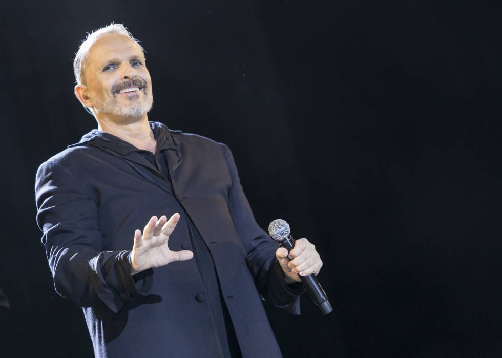 Miguel BosÃ© durante un concierto en Madrid en 2017.