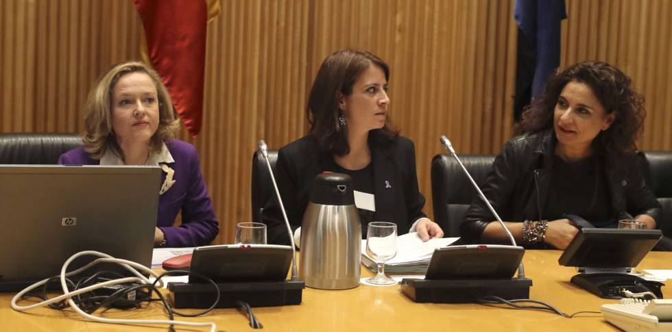 Las ministras de EconomÃ­a, Nadia CalviÃ±o, y de Hacienda, MarÃ­a JesÃºs Montero, junto a la portavoz del PSOE en el Congreso, Adriana Lastra, en el Congreso para explicar los Presupuestos Generales del Estado 2019.