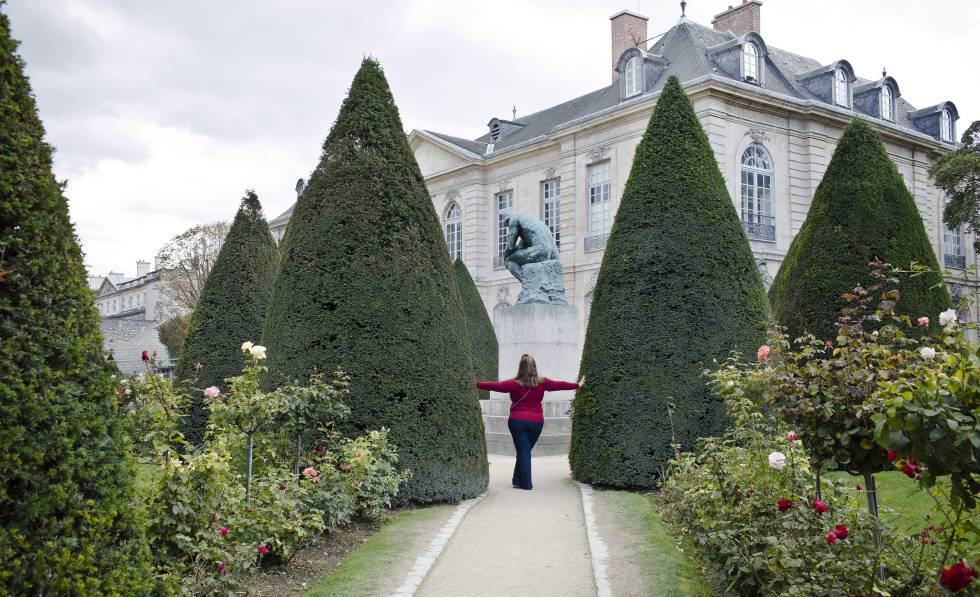 Una turista posa en los jardines del Museo Rodin de ParÃ­s en septiembre de 2015.Â 