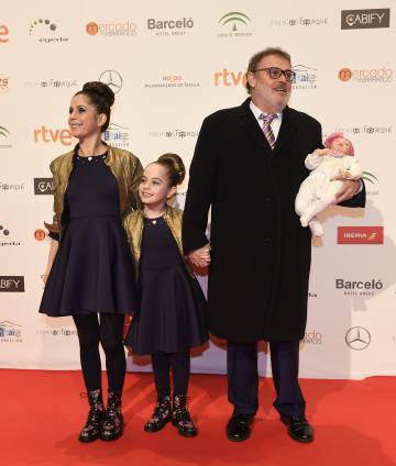 Pablo Carbonell con su hija Mafalda y su esposa María Arellano en un imagen de 2016.