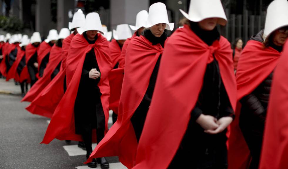 Activistas disfrazadas como mujeres reproductoras de la serie 'The Handmaid's Tale' protestan frente al Congreso de Buenos Aires, el 25 de julio. 