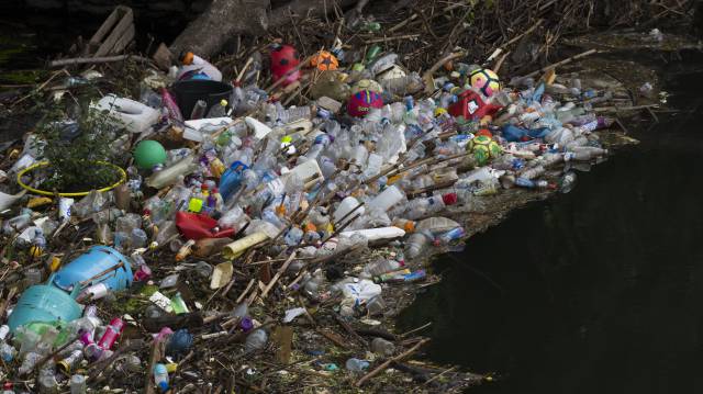 Plásticos en un río.
