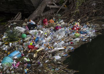 Plásticos en un río.