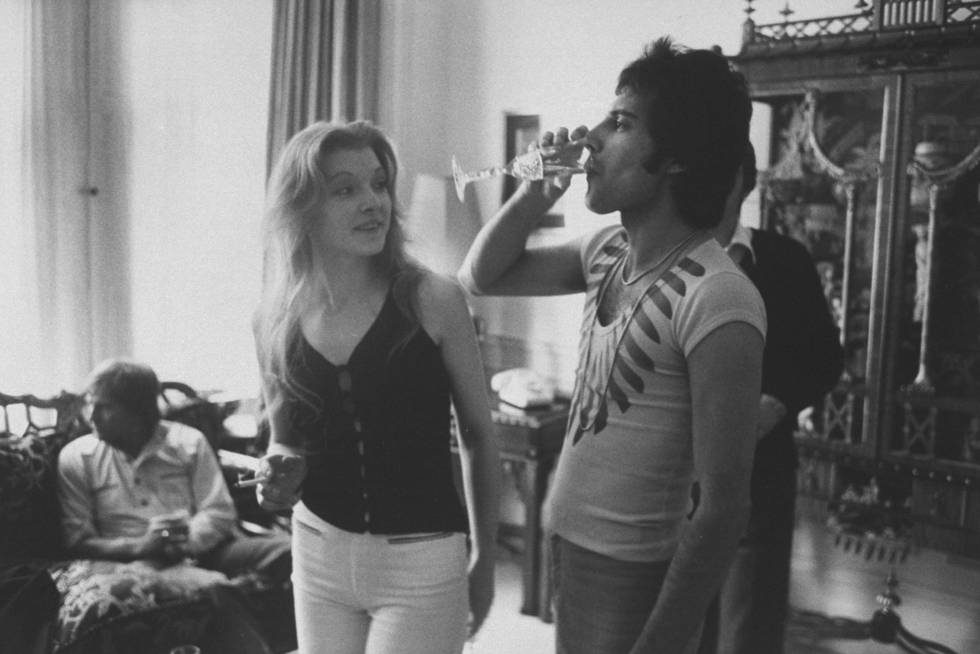Freddie Mercury e Mary Austin, numa festa organizada na casa dele em 1977.
