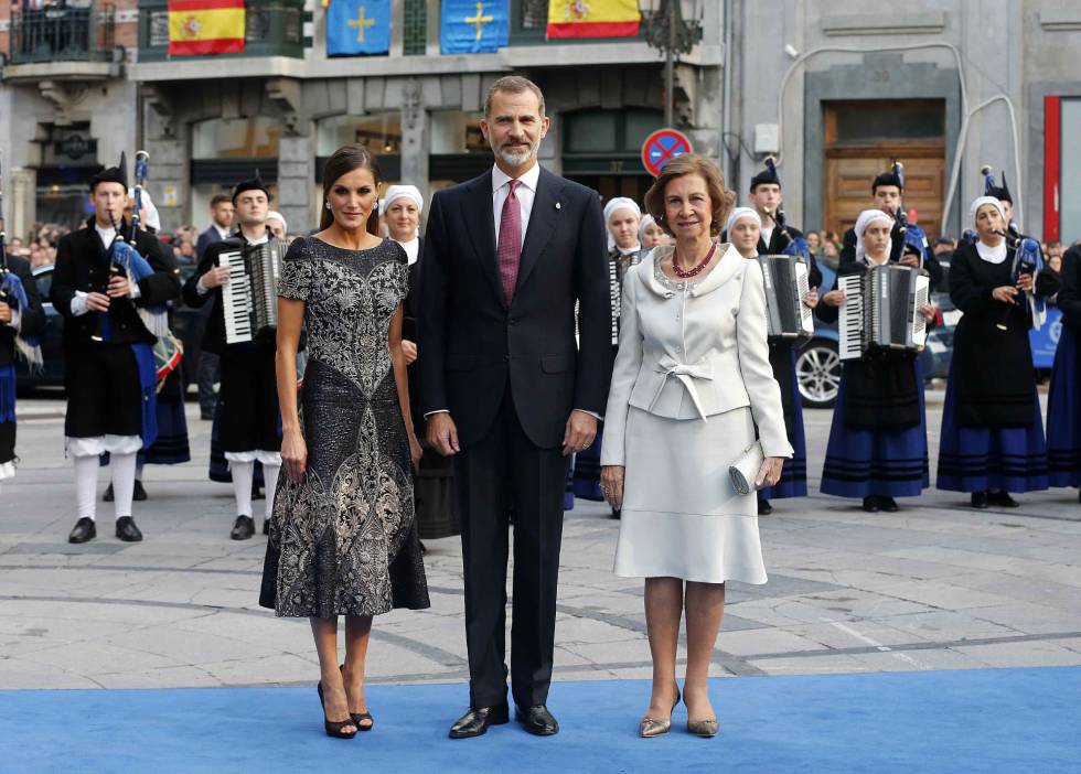 Los reyes Felipe VI, Letizia y la reina consorte, Sofia, a su llegada a la ceremonia de entrega de los Premios Princesa de Asturias.