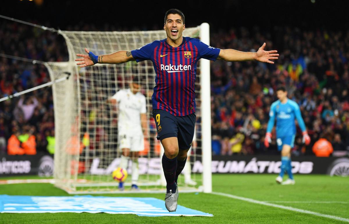 Luis Suárez celebra su tercer tanto al Real Madrid en el Camp Nou.