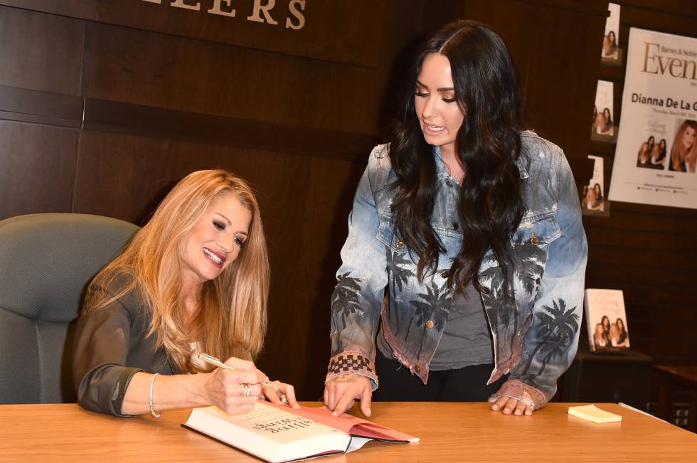 Dianna De La Garza firma su primer libro publicado para su hija Demi Lovato, el pasado marzo en Los Ãngeles (California).