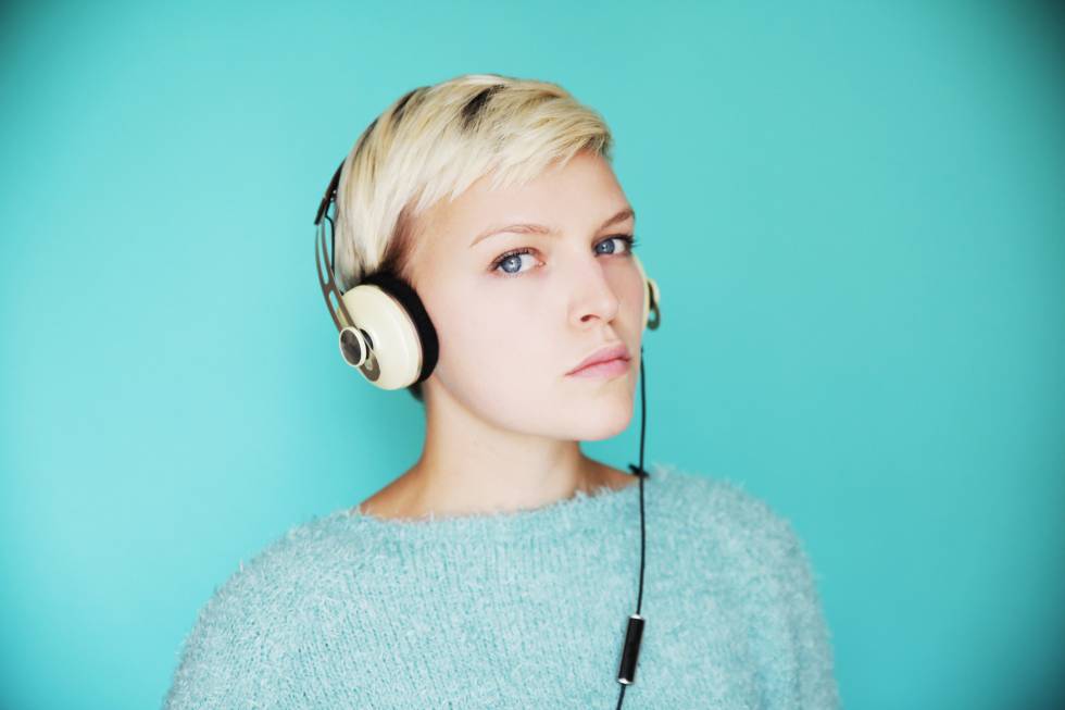 El consejo de la OMS para escuchar música sin riesgo de perder oído
