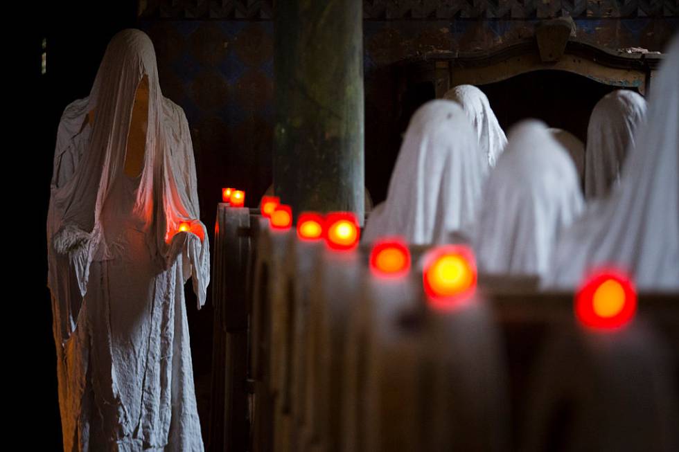 Instalación del artista checo Jakub Hadrava, en la iglesia de Luková (República Checa).