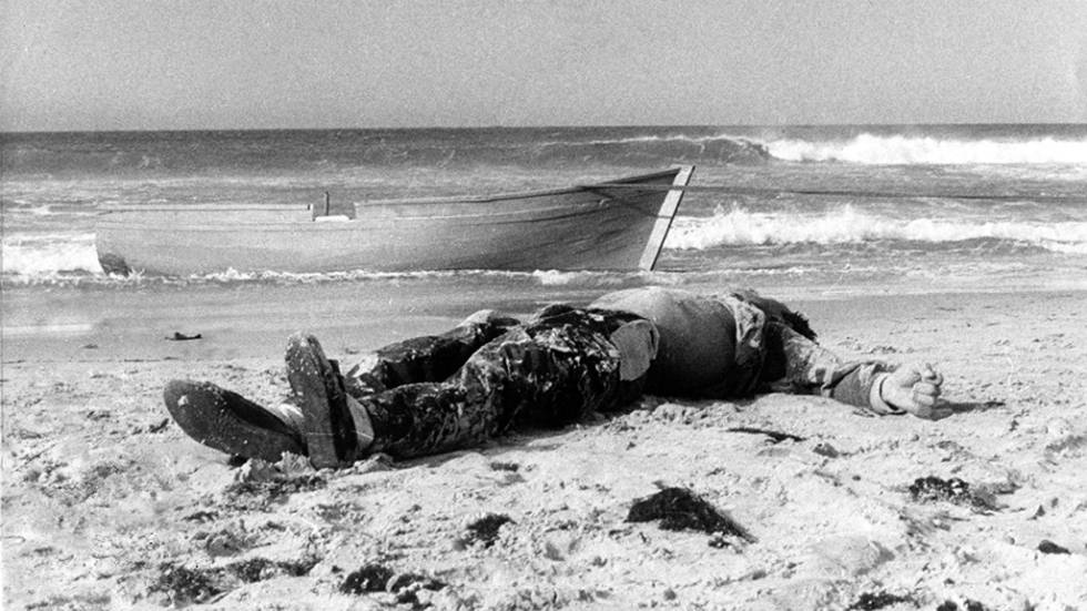 Imagen de la primera muerte documentada de un inmigrante en el Estrecho, en la playa de Los Lances, en Tarifa (CÃ¡diz).