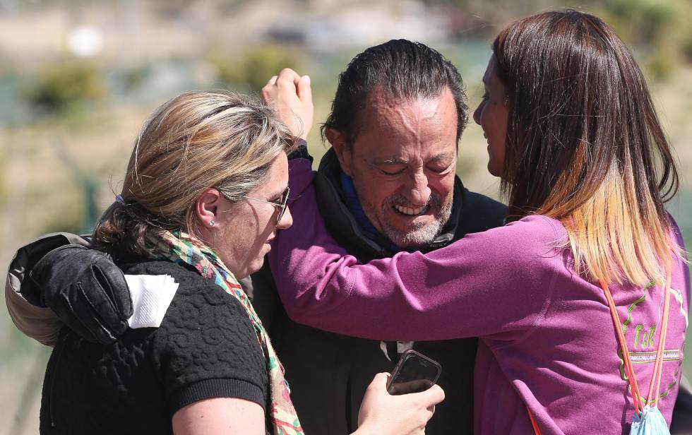 Julian Muñoz junto a sus hijas Elia y Eloisa Muñoz durante un permiso penitenciario en 2016.