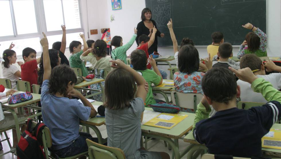 Alumnos y profesora de una clase de 2º primaria en una ikastola de Irún.