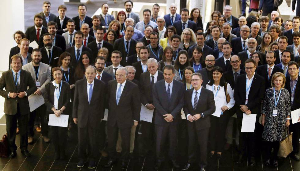 Investigadores y personalidades posan al finalizar el acto de entrega de ayudas y becas.