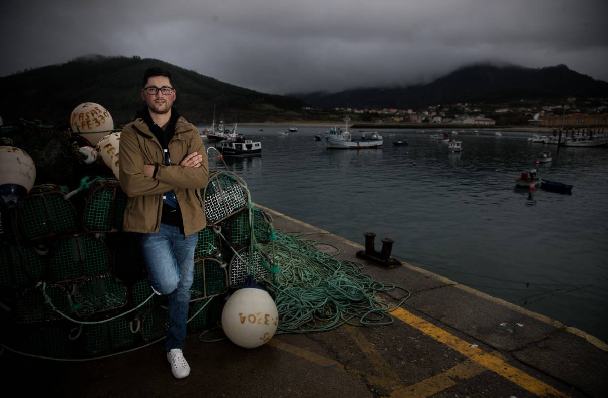 El patrón Cristian Painceira, de 29 años, en el puerto de Cariño (A Coruña) este viernes.