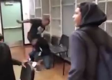 Un profesor golpea a un alumno que le tiró un balón y le llamó “negrata” reiteradamente