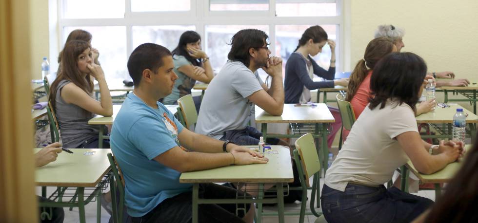 Aspirantes a las plazas de maestro, poco antes de comenzar el examen en el Instituto Ramiro de Maeztu.rn 