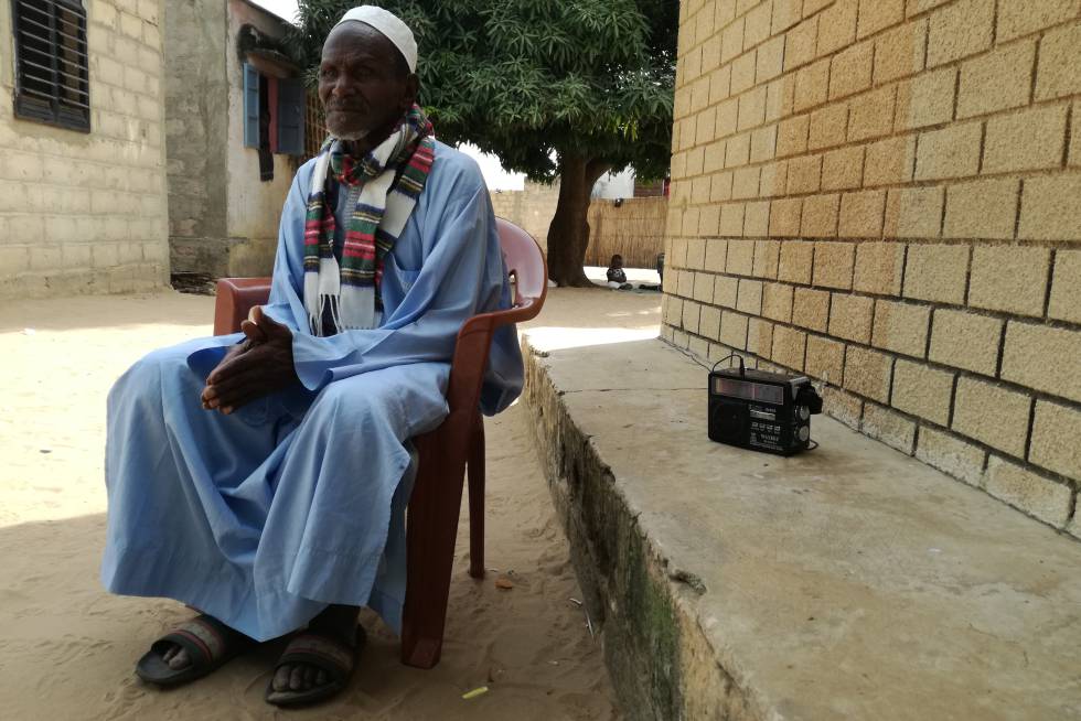Demba Diawara, sentado frente a su casa en Keur Simbara, Senegal.