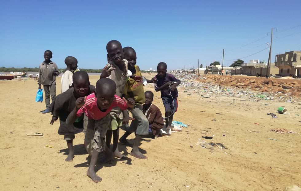 Nens talibés vagabundegen per Saint Louis, Senegal.
