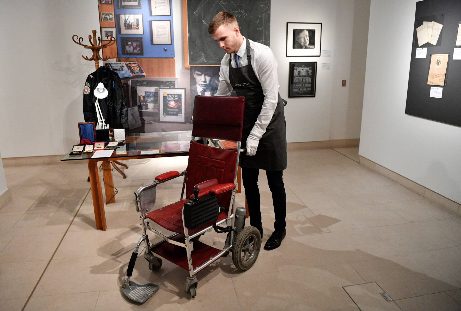 Subastada por 340.000 euros una silla de ruedas que usó Stephen Hawking Ciencia EL PAÍS Subastada por 340.000 euros una silla de ruedas que usó Stephen Hawking Ciencia EL PAÍS