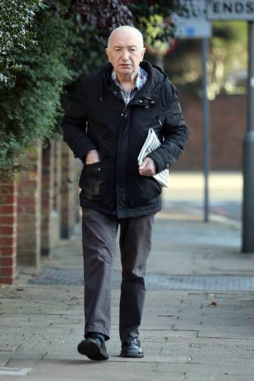 John Deacon passeia por seu bairro, na zona sudeste de Londres, numa imagem recente.
