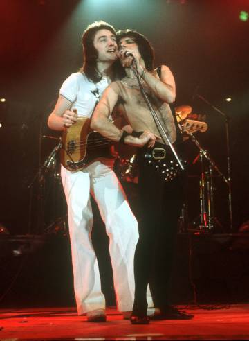 John Deacon com seu amigo Freddie Mercury num show do Queen nos anos setenta.