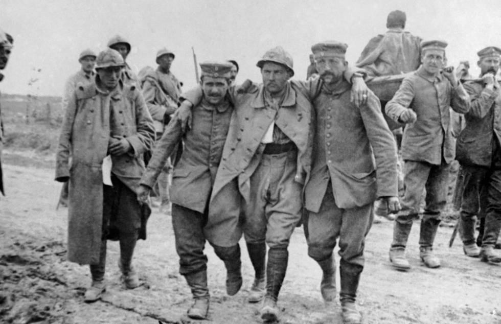 Soldados franceses llevan a un herido durante la batalla del Somme.