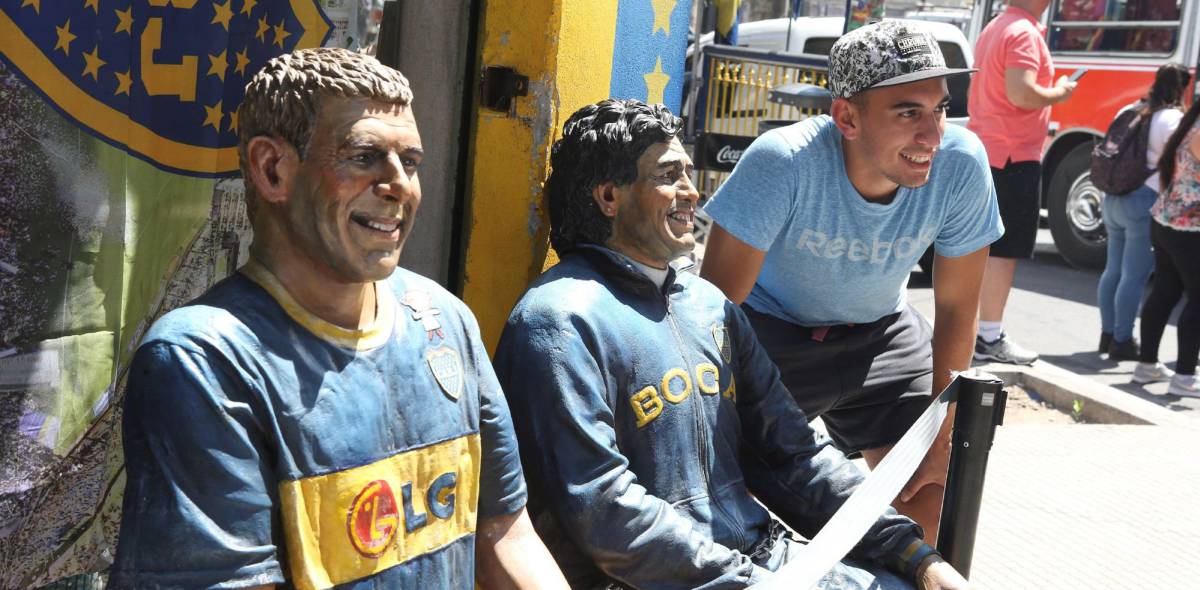 Un aficionado junto a las figuras de Palermo y Maradona.