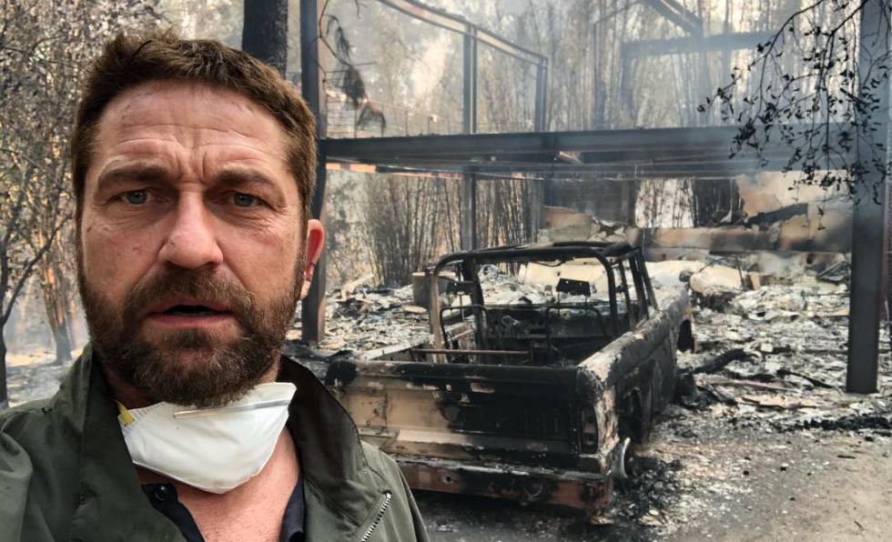 El actor y productor, Gerard Butler, junto a su casa destruida en Malibú.