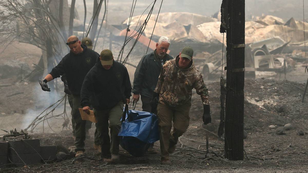 Agentes retiran un cadáver en Paradise.