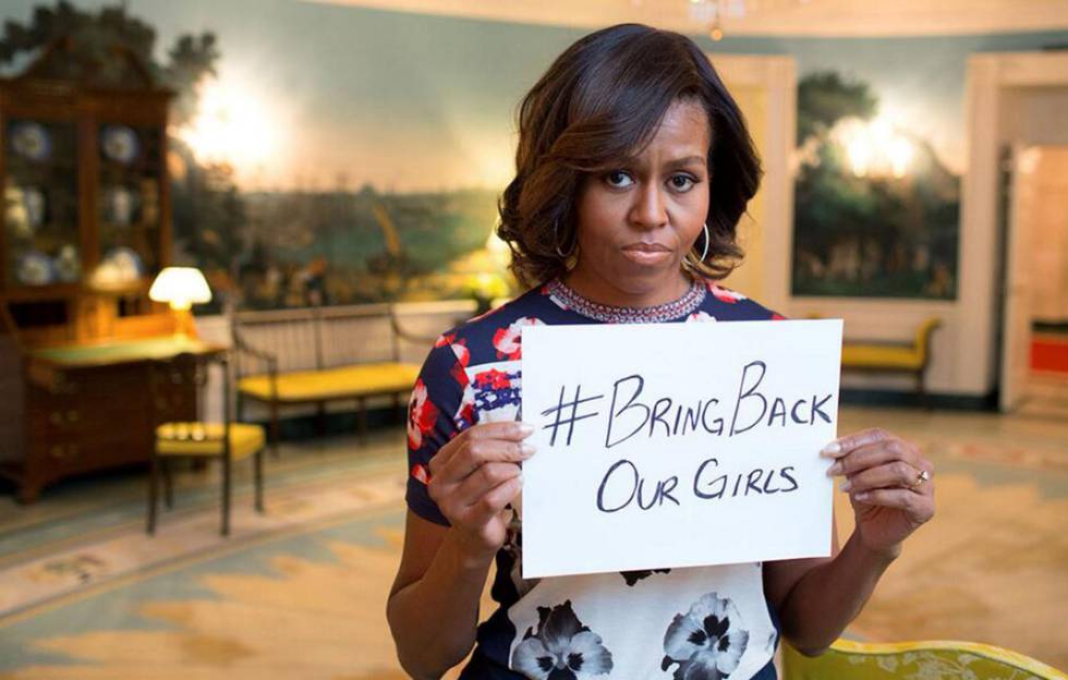 Michelle Obama con el cartel de la campaña internacional de las niñas de Chibok.