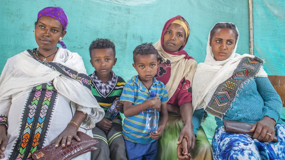 Una familia espera la llegada del nuevo miembro en la entrada de la maternidad, en Gondar (Etiopía).