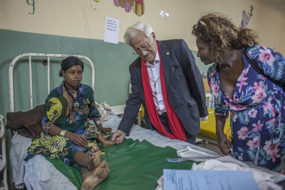 Yeshi Beyene y el padre Ángel visitan a una madre y su hijo en el hospital de Gondar.
