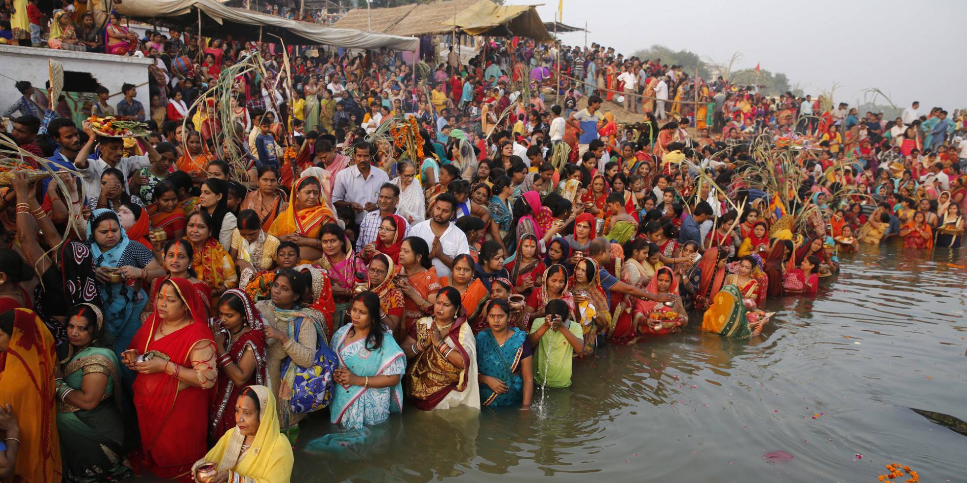 Milhares de indianos celebram festival hindu com banho no rio