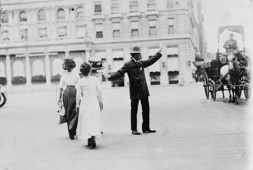 Un policía dirige el tráfico en una calle de Nueva York, en 1911.