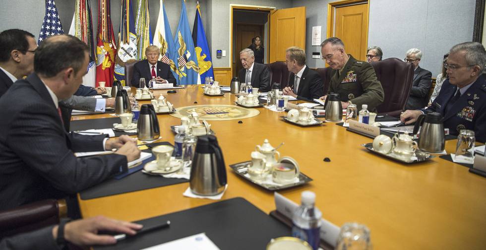 Trump y su Consejo de Seguridad Nacional, en julio de 2017. De frente, de izquierda a derecha, Jim Mattis, Patrick Shanahan, Joseph Dunford y Paul Selva. Detrás (junto a la puerta), Steve Bannon.