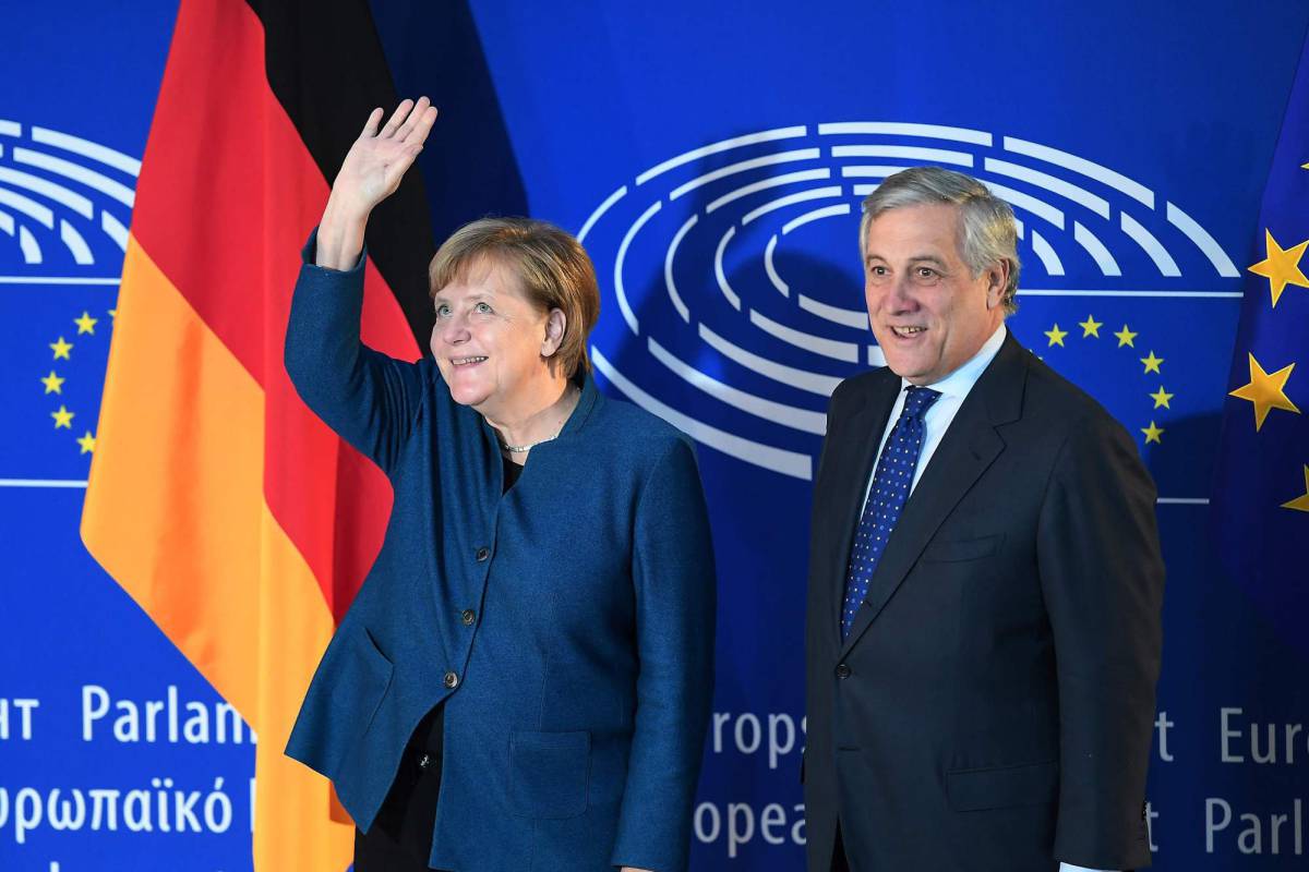Angela Merkel, junto a Antonio Tajani, este martes en el Parlamento Europeo.