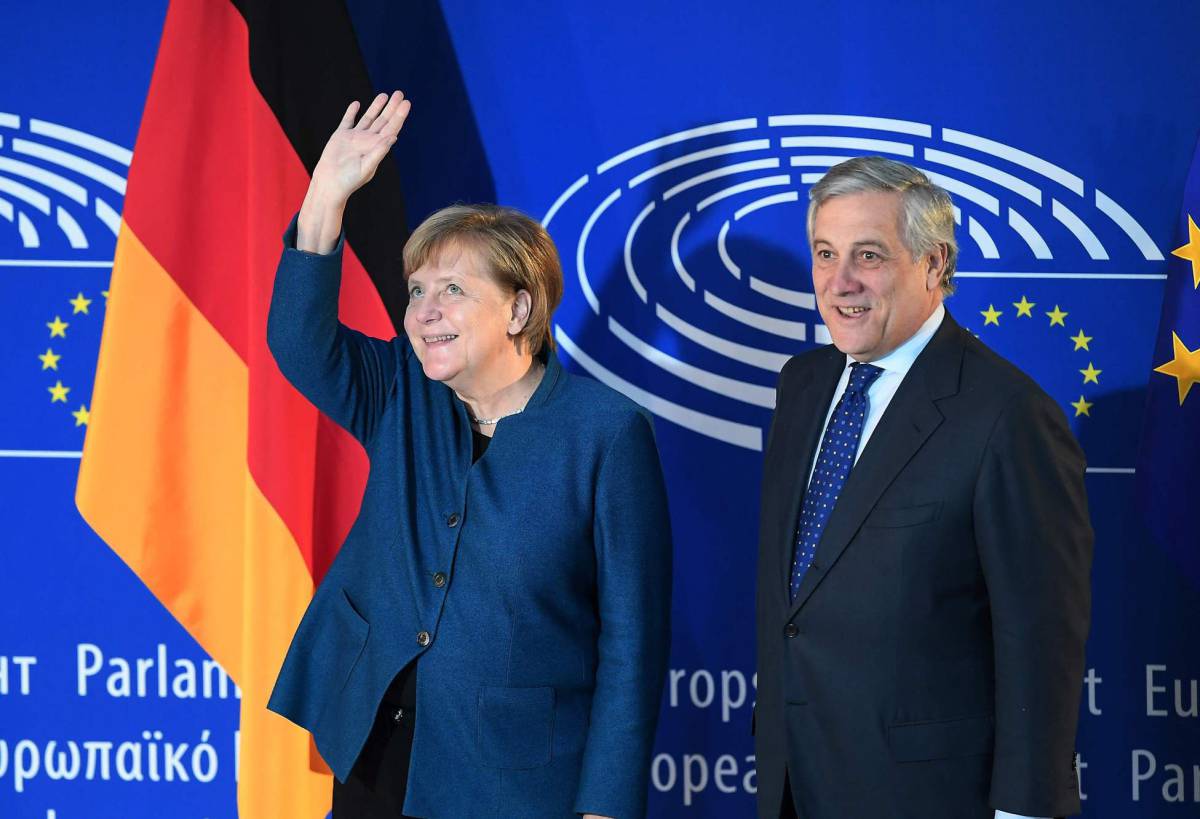 Angela Merkel, junto a Antonio Tajani, este martes en el Parlamento Europeo.