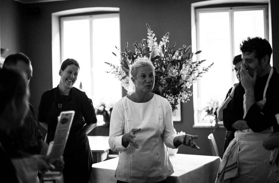 La chef conversa con su equipo en Hiša Franko.