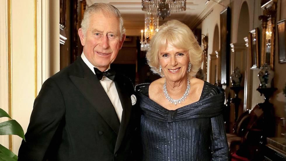 Carlos de Inglaterra y Camila de Cornualles salen hacia el palacio de Buckingham para celebrar el 70º cumpleaños del príncipe, el miércoles 14 de noviembre de 2018.