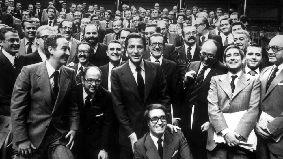 El expresidente Adolfo Suárez con los diputados de la UCD tras la aprobación de la Constitución en el Congreso, en 1978. 