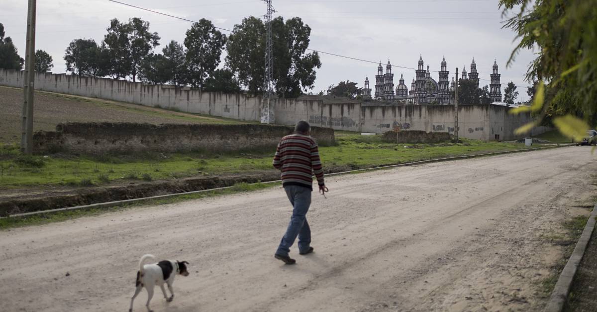 Un hombre camina hacia la Iglesia Palmariana en El Palmar de Troya.