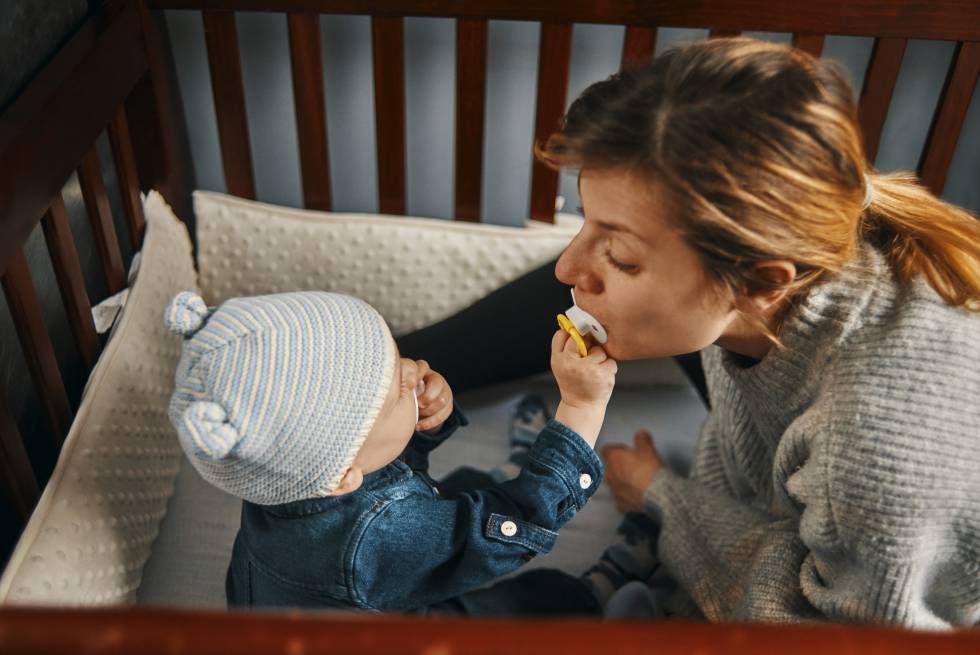 Limpiar el chupete de tu bebé con tu saliva beneficia su salud, según un estudio