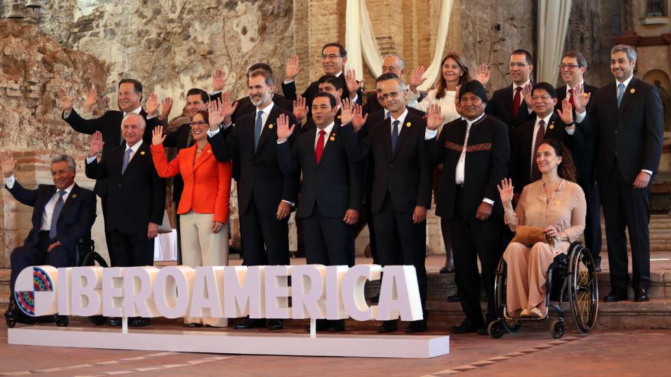 Participantes posan para las fotos oficiales de la sesiÃ³n plenaria de jefes de estado en la XXVI Cumbre Iberoamericana, hoy, en Antigua, Guatemala. 