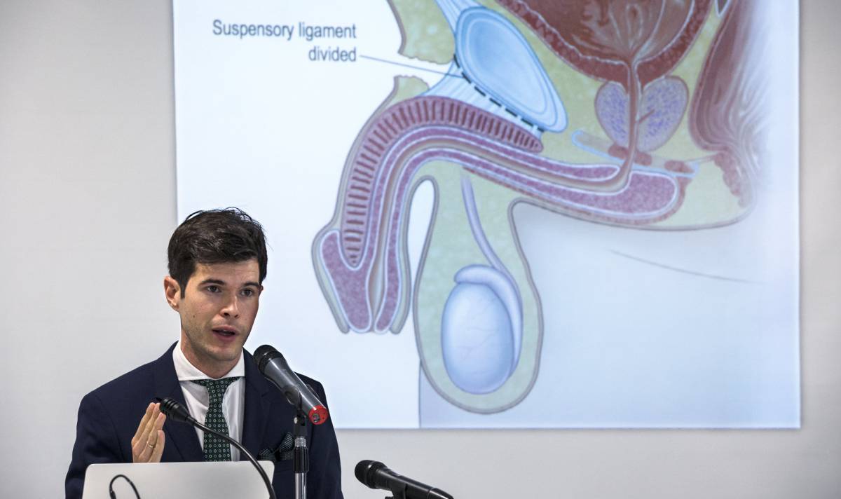 El doctor Noval explica la operación.