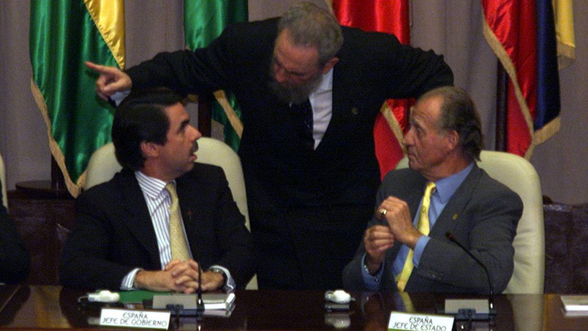 Castro, con Aznar y Juan Carlos I en 1999.